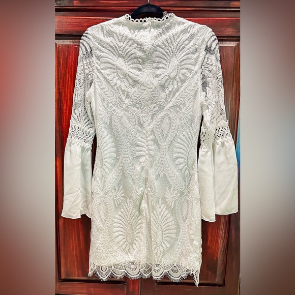 White Eilly Bazar Bell Sleeve Scallop Hem Guipure Lace Fitted Dress - Picture 2 of 5